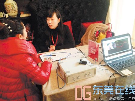 手指接上传感器后，女嘉宾（红衣者）的面部表情和心跳、脉搏等反应都在测谎仪的图谱仪上显示出来。 李卓 摄